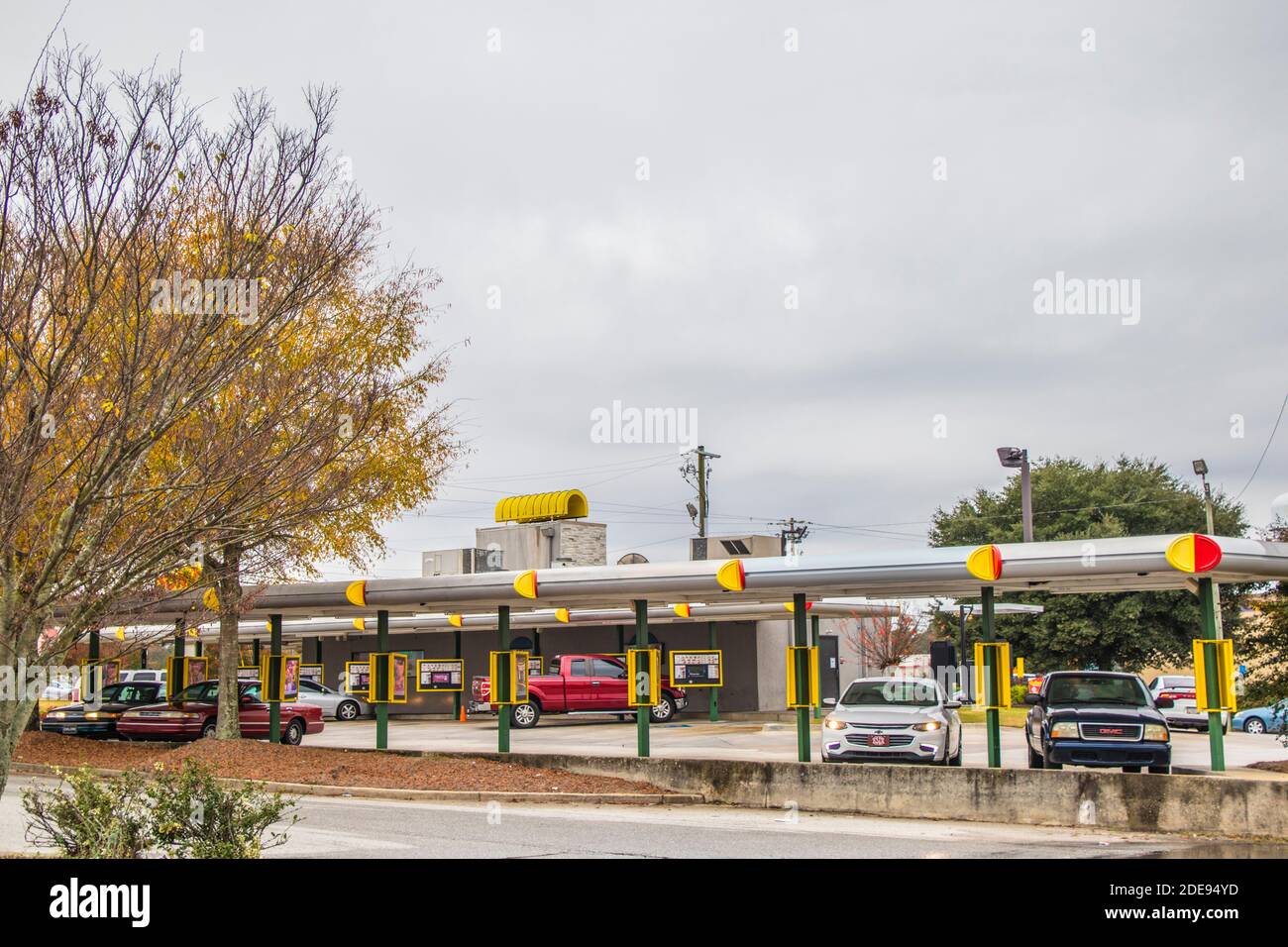 Augusta, GA USA - 11 23 20: Sonic Fast-Food-Restaurant Menschen geparkt Essen Stockfoto