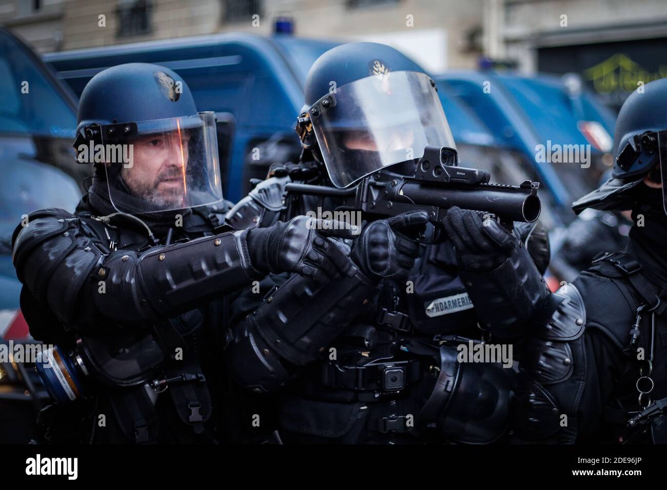 Leute der Gelbwesten-Bewegung protestieren in Bordeaux während des 12. Akt der Bewegung.Gendarmerieoffiziere mit LBD 40 Gewehr.am 02. Februar 2019 in Bordeaux, Frankreich. Foto von Thibaud Moritz/ABACAPRESS.COM Stockfoto