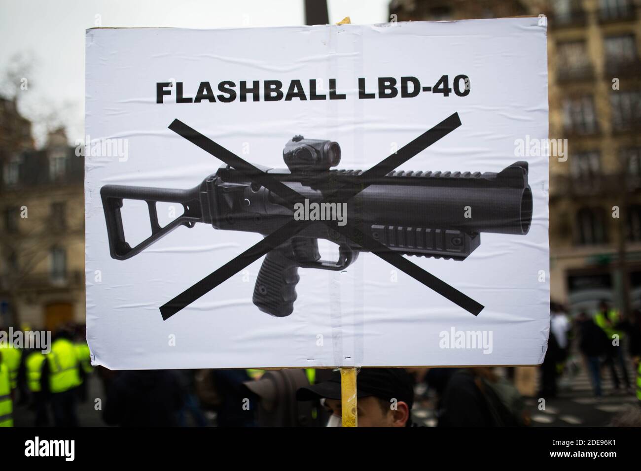 Ein Protestler hält ein Zeichen gegen den Einsatz von nicht-tödlichen Handwaffen Flash Ball (LBD40), am Rande eines marsches von Yellow Vest (Gilets Jaunes) Demonstranten auf dem Place de la Republique in Paris am 2. Februar aufgerufen, 2019, um friedlich gegen Polizeigewalt gegen die Teilnehmer der Demonstrationen der letzten drei Monate in Frankreich zu protestieren, während die Gelbwesten-Demonstranten am 12. Samstag in Folge auf die Straße gehen. Die Bewegung der Gelben Weste (Gilets Jaunes) in Frankreich begann ursprünglich als Protest gegen geplante Treibstofferhöhungen, hat sich aber in einen Massenprotest gegen die Polizeipräsidenten verwandelt Stockfoto