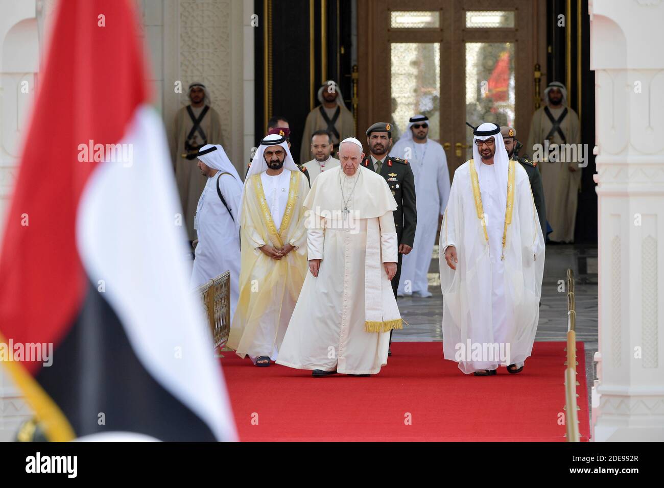 Begrüßungszeremonie für den Besuch von Papst Franziskus im Präsidentenpalast der Vereinigten Arabischen Emirate in der Hauptstadt Abu Dhabi am 4. Februar 2019. Papst Franziskus wird von dem Herrscher von Dubai, Scheich Mohammed bin Rashid Al-Maktoum (L), und dem Kronprinzen von Abu Dhabi, Mohammed bin Zayed al-Nahyan (R), begrüßt. Es ist der erste päpstliche Besuch auf der Arabischen Halbinsel, dem Geburtsort des Islam, wo er führende muslimische Geistliche treffen und eine Messe unter freiem Himmel für etwa 135,000 Katholiken abhalten wird. Foto von ABACAPRESS.COM Stockfoto