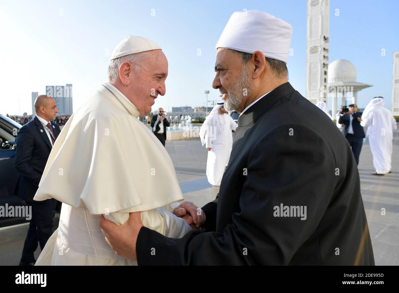 Papst Franziskus steht neben dem Großimam von al-Azhar Scheich Ahmed al-Tayeb bei einem Besuch in der Scheich-Zayed-Moschee in Abu Dhabi am 4. Februar 2019. Er traf den muslimischen Ältestenrat. Es ist der erste päpstliche Besuch auf der Arabischen Halbinsel, dem Geburtsort des Islam, wo er führende muslimische Geistliche treffen und eine Messe unter freiem Himmel für etwa 135,000 Katholiken abhalten wird. Foto von ABACAPRESS.COM Stockfoto