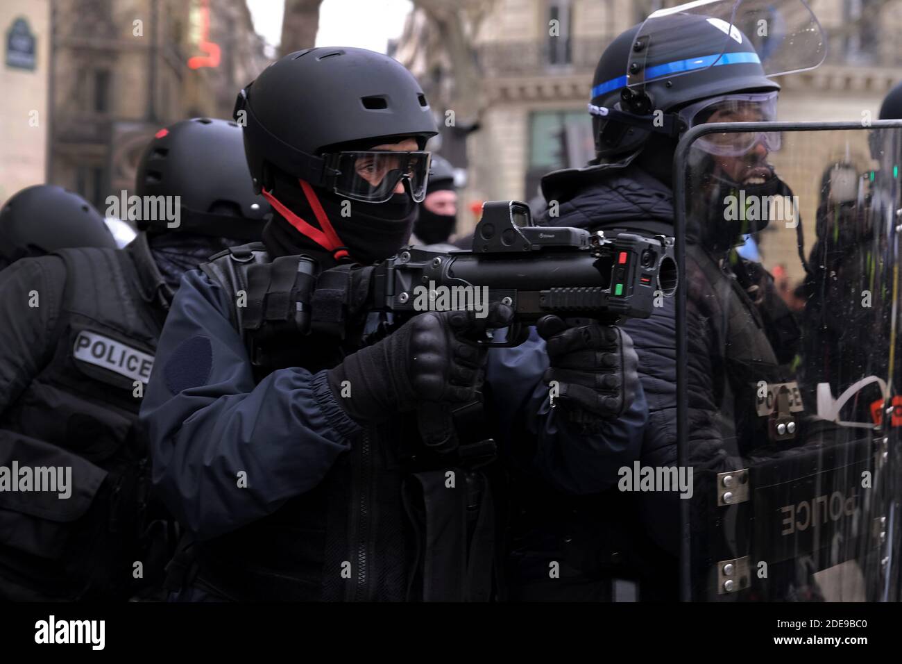 Französische Bereitschaftspolizei bewaffnet mit LBD 40, Flash-Ball  (nicht-tödliche Gummigeschosswaffen) gegen Demonstranten während  Zusammenstoß mit Französisch Bereitschaftspolizei während eines Protests in  Republique, nach der Entscheidung des ...