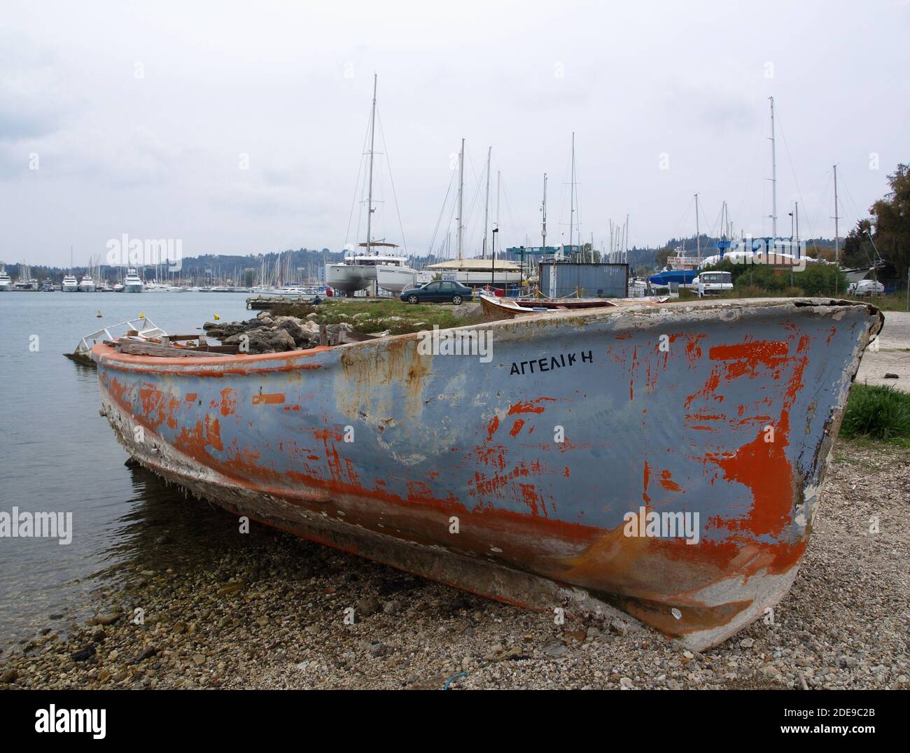 Altes Boot am Strand von Gouvia Stockfotografie - Alamy