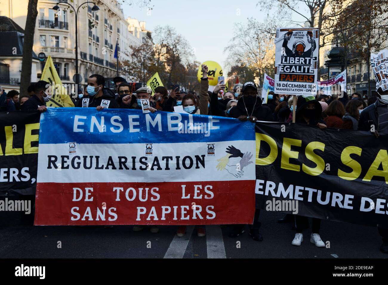 Paris, Frankreich. November 2020. Demonstration von Gegnern des GLOBALEN SICHERHEITSRECHTS-Projekts am 28. November 2020 in Paris, Frankreich. Stockfoto