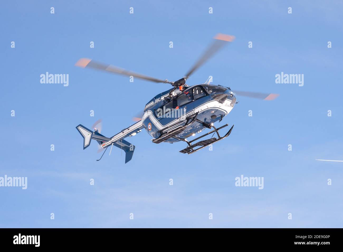 Xavier Deluc, dans le cadre de la Promotion de la Serie Section De Recherches, participe a une Simulation de sauvetage en lawinen avec la Gendarmerie, ou il a ete heliteruille apres avoir ete enseveli sous la neige au 21e Festival des Creations Televisuelles de Luchon a Luchon, Frankreich, le 8 Fevrier 2019. Foto von Julien Reynaud/APS-Medias/ABACAPRESS.COM Stockfoto