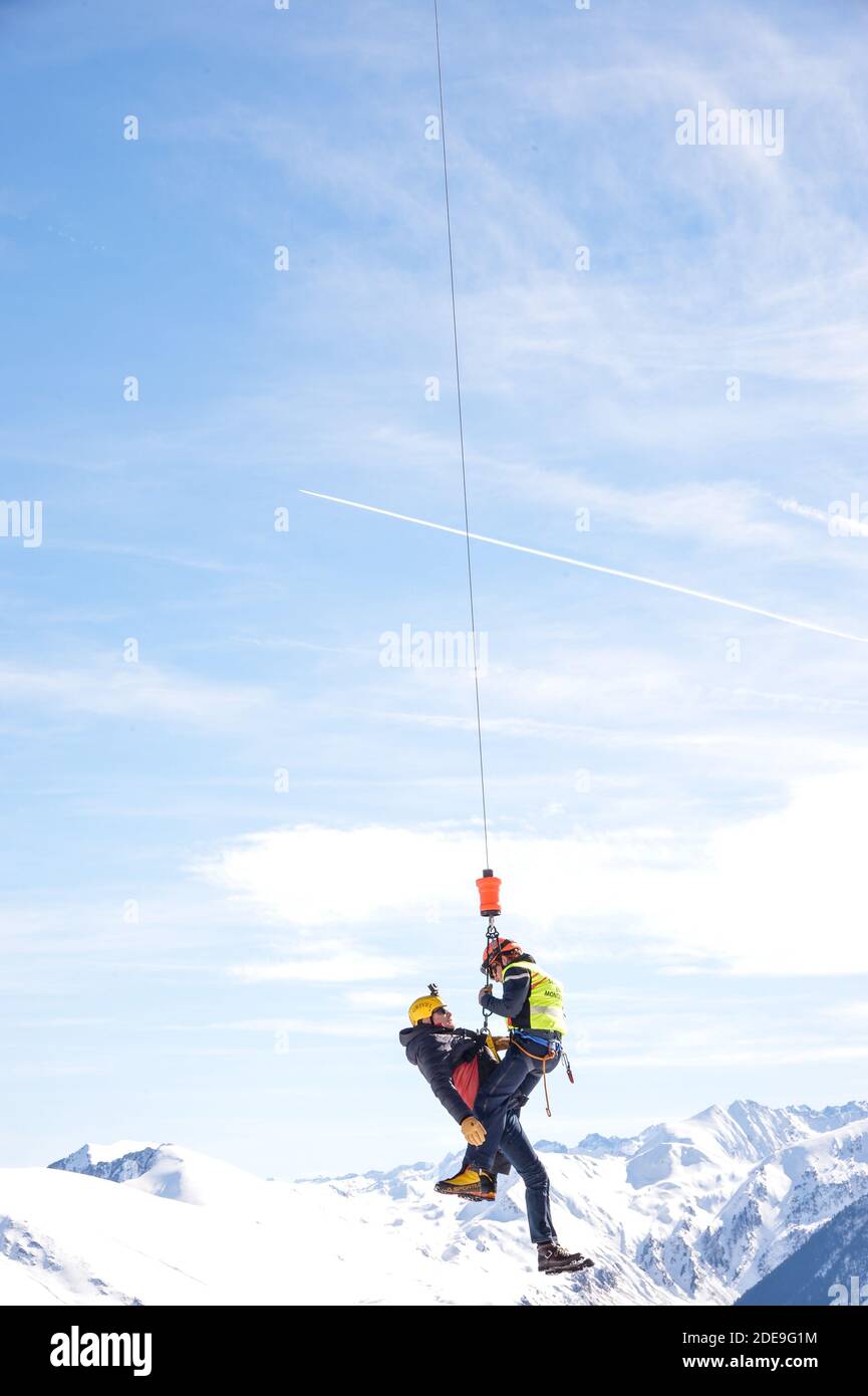 Xavier Deluc, dans le cadre de la Promotion de la Serie Section De Recherches, participe a une Simulation de sauvetage en lawinen avec la Gendarmerie, ou il a ete heliteruille apres avoir ete enseveli sous la neige au 21e Festival des Creations Televisuelles de Luchon a Luchon, Frankreich, le 8 Fevrier 2019. Foto von Julien Reynaud/APS-Medias/ABACAPRESS.COM Stockfoto
