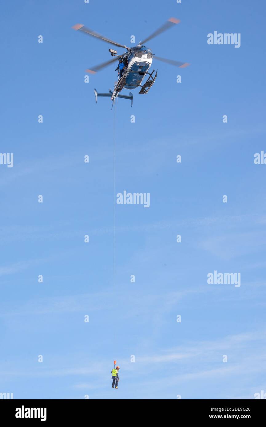 Xavier Deluc, dans le cadre de la Promotion de la Serie Section De Recherches, participe a une Simulation de sauvetage en lawinen avec la Gendarmerie, ou il a ete heliteruille apres avoir ete enseveli sous la neige au 21e Festival des Creations Televisuelles de Luchon a Luchon, Frankreich, le 8 Fevrier 2019. Foto von Julien Reynaud/APS-Medias/ABACAPRESS.COM Stockfoto