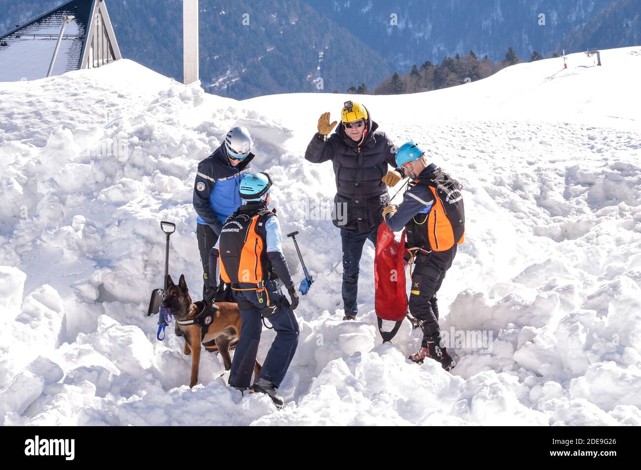 Xavier Deluc, dans le cadre de la Promotion de la Serie Section De Recherches, participe a une Simulation de sauvetage en lawinen avec la Gendarmerie, ou il a ete heliteruille apres avoir ete enseveli sous la neige au 21e Festival des Creations Televisuelles de Luchon a Luchon, Frankreich, le 8 Fevrier 2019. Foto von Julien Reynaud/APS-Medias/ABACAPRESS.COM Stockfoto