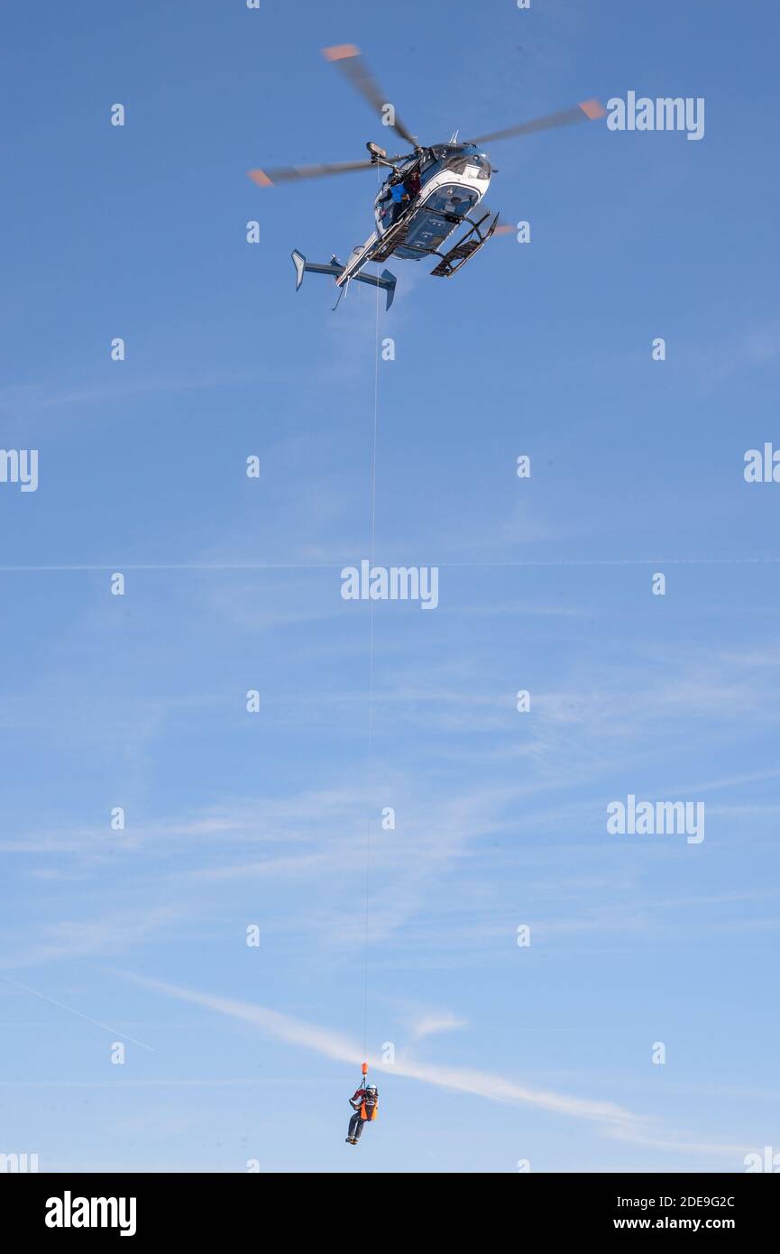 Xavier Deluc, dans le cadre de la Promotion de la Serie Section De Recherches, participe a une Simulation de sauvetage en lawinen avec la Gendarmerie, ou il a ete heliteruille apres avoir ete enseveli sous la neige au 21e Festival des Creations Televisuelles de Luchon a Luchon, Frankreich, le 8 Fevrier 2019. Foto von Julien Reynaud/APS-Medias/ABACAPRESS.COM Stockfoto