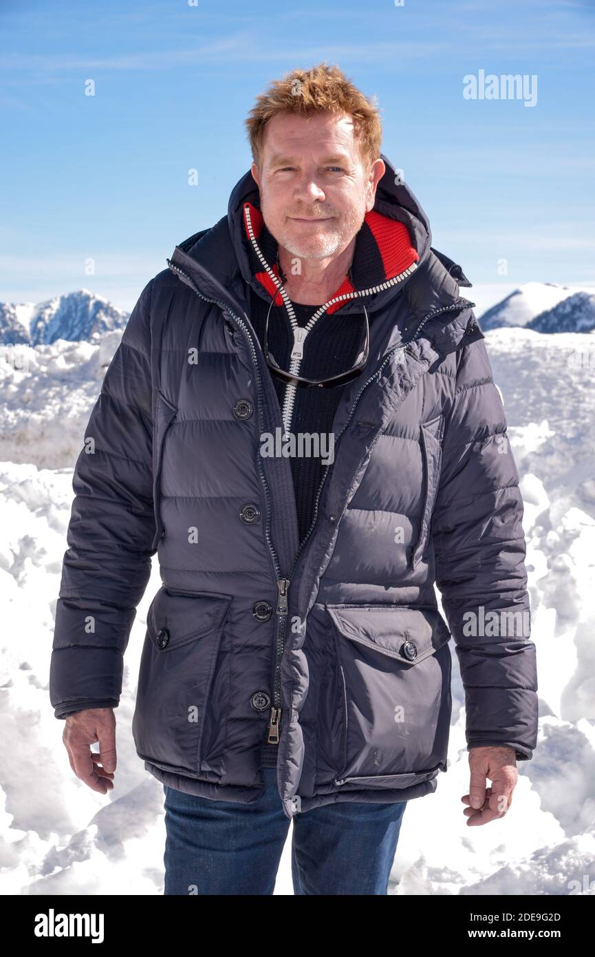 Xavier Deluc, dans le cadre de la Promotion de la Serie Section De Recherches, participe a une Simulation de sauvetage en lawinen avec la Gendarmerie, ou il a ete heliteruille apres avoir ete enseveli sous la neige au 21e Festival des Creations Televisuelles de Luchon a Luchon, Frankreich, le 8 Fevrier 2019. Foto von Julien Reynaud/APS-Medias/ABACAPRESS.COM Stockfoto