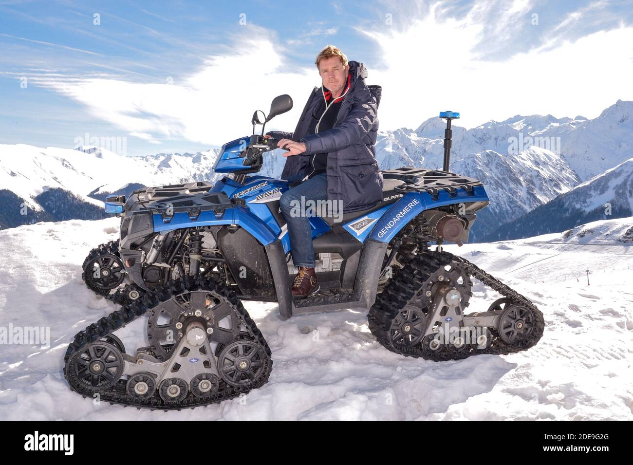 Xavier Deluc, dans le cadre de la Promotion de la Serie Section De Recherches, participe a une Simulation de sauvetage en lawinen avec la Gendarmerie, ou il a ete heliteruille apres avoir ete enseveli sous la neige au 21e Festival des Creations Televisuelles de Luchon a Luchon, Frankreich, le 8 Fevrier 2019. Foto von Julien Reynaud/APS-Medias/ABACAPRESS.COM Stockfoto