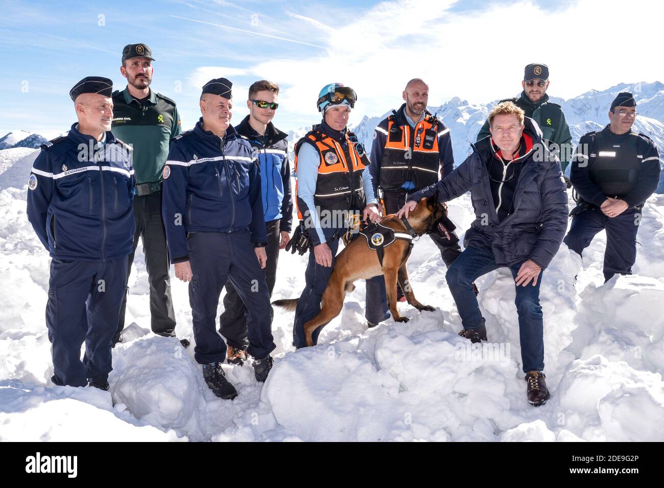 Xavier Deluc, dans le cadre de la Promotion de la Serie Section De Recherches, participe a une Simulation de sauvetage en lawinen avec la Gendarmerie, ou il a ete heliteruille apres avoir ete enseveli sous la neige au 21e Festival des Creations Televisuelles de Luchon a Luchon, Frankreich, le 8 Fevrier 2019. Foto von Julien Reynaud/APS-Medias/ABACAPRESS.COM Stockfoto