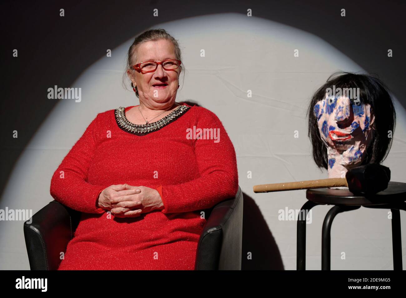 Corinne Masiero ( en noir) et Adolpha van Meerhaeghe ( en Rouge) dans la piece 'La Vie Bien Renger d'Adolpha' au Theatre Charcot de Marcq-en-Baroeul, pres de Lille, le 09 Fevrier 2019. Foto von Sylvain Lefevre/ABACAPRESS.COM Stockfoto