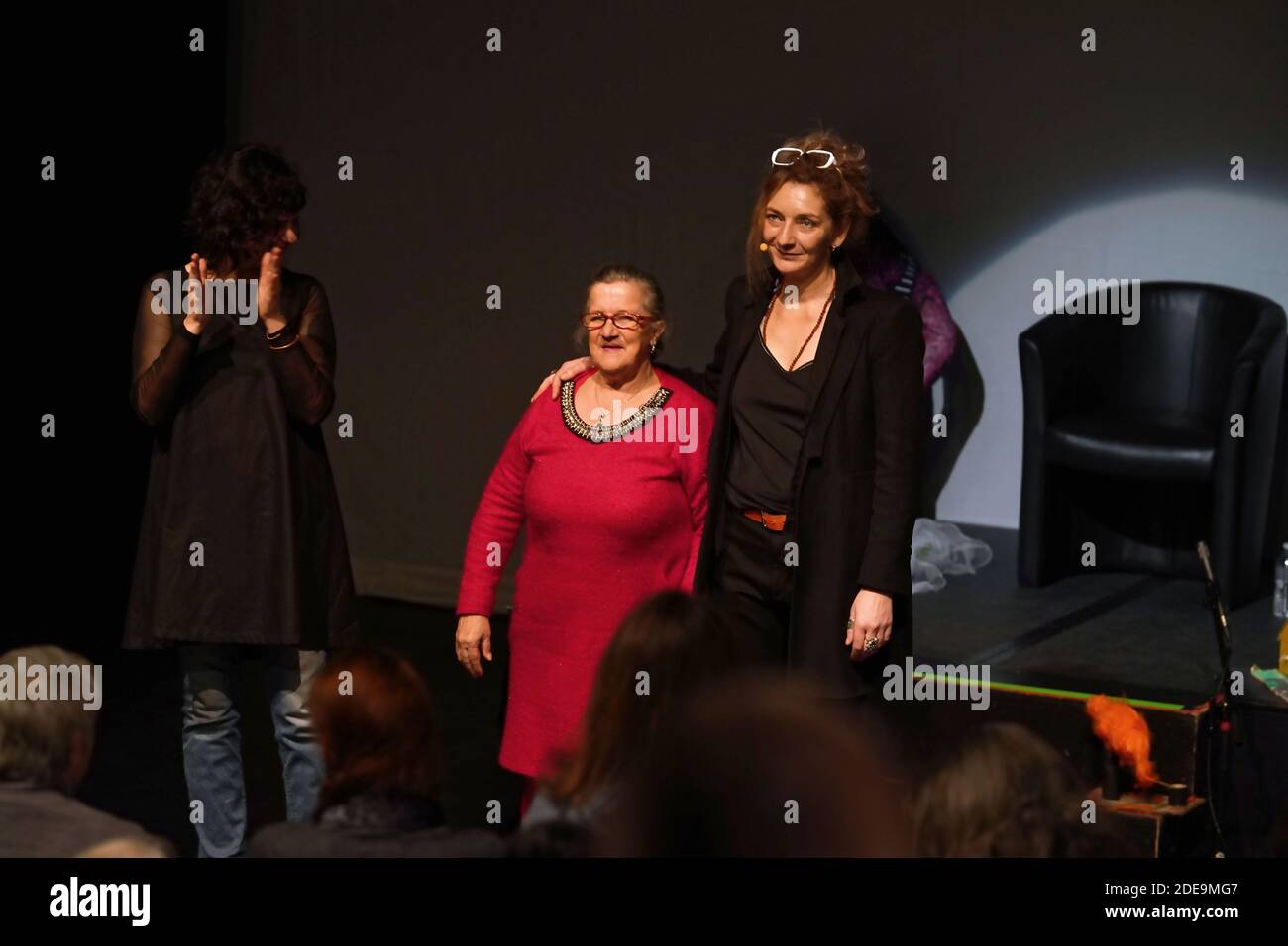 Corinne Masiero ( en noir) et Adolpha van Meerhaeghe ( en Rouge) dans la piece 'La Vie Bien Renger d'Adolpha' au Theatre Charcot de Marcq-en-Baroeul, pres de Lille, le 09 Fevrier 2019. Foto von Sylvain Lefevre/ABACAPRESS.COM Stockfoto