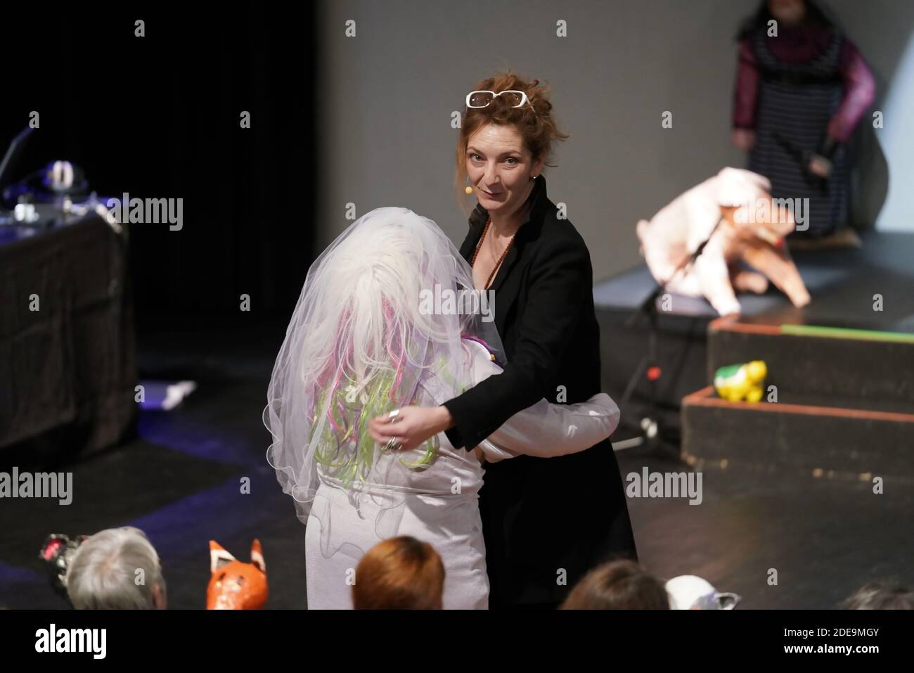 Corinne Masiero ( en noir) et Adolpha van Meerhaeghe ( en Rouge) dans la piece 'La Vie Bien Renger d'Adolpha' au Theatre Charcot de Marcq-en-Baroeul, pres de Lille, le 09 Fevrier 2019. Foto von Sylvain Lefevre/ABACAPRESS.COM Stockfoto
