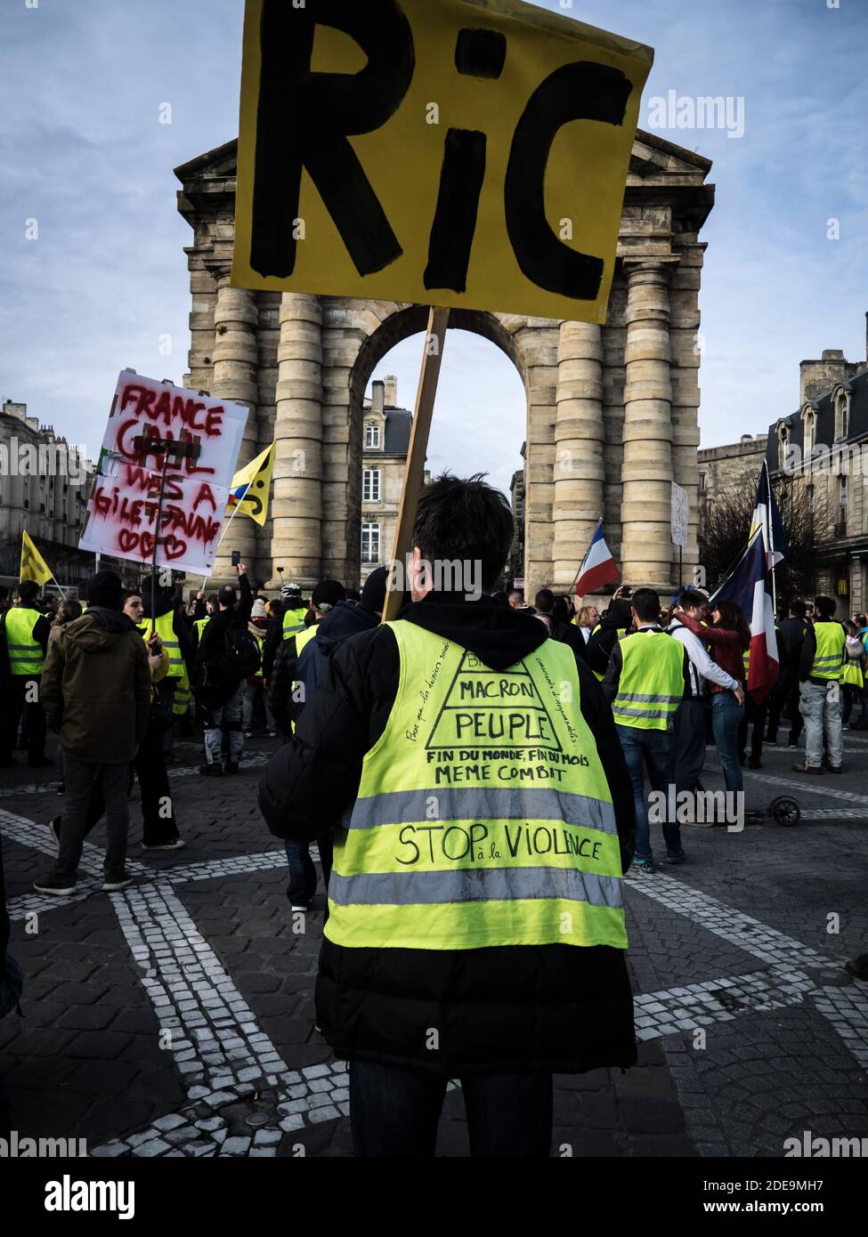 Teilnahme am dreizehnten Akt der gelben Westen auf Bordeaux. Mit etwas mehr als 6,000 Menschen versammelt, war die Bewegung wichtiger als in den vergangenen Wochen. Beachten Sie, dass die Zählung von der Präfektur nicht mehr verfügbar ist. Nach ein paar Stunden ruhiger Parade brachen Zusammenstöße vor dem Rathaus aus. Die Prozession wurde zerstreut und einige Zusammenstöße dauernden Siegesplatz in der Nacht. Am 09. Februar 2019 in Bordeaux, Frankreich. Foto von Alban De Jong /ABACAPRESS.COM Stockfoto
