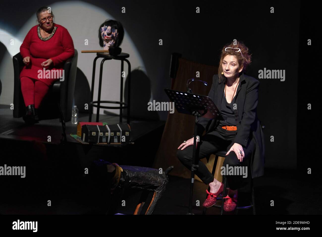 Corinne Masiero ( en noir) et Adolpha van Meerhaeghe ( en Rouge) dans la piece 'La Vie Bien Renger d'Adolpha' au Theatre Charcot de Marcq-en-Baroeul, pres de Lille, le 09 Fevrier 2019. Foto von Sylvain Lefevre/ABACAPRESS.COM Stockfoto