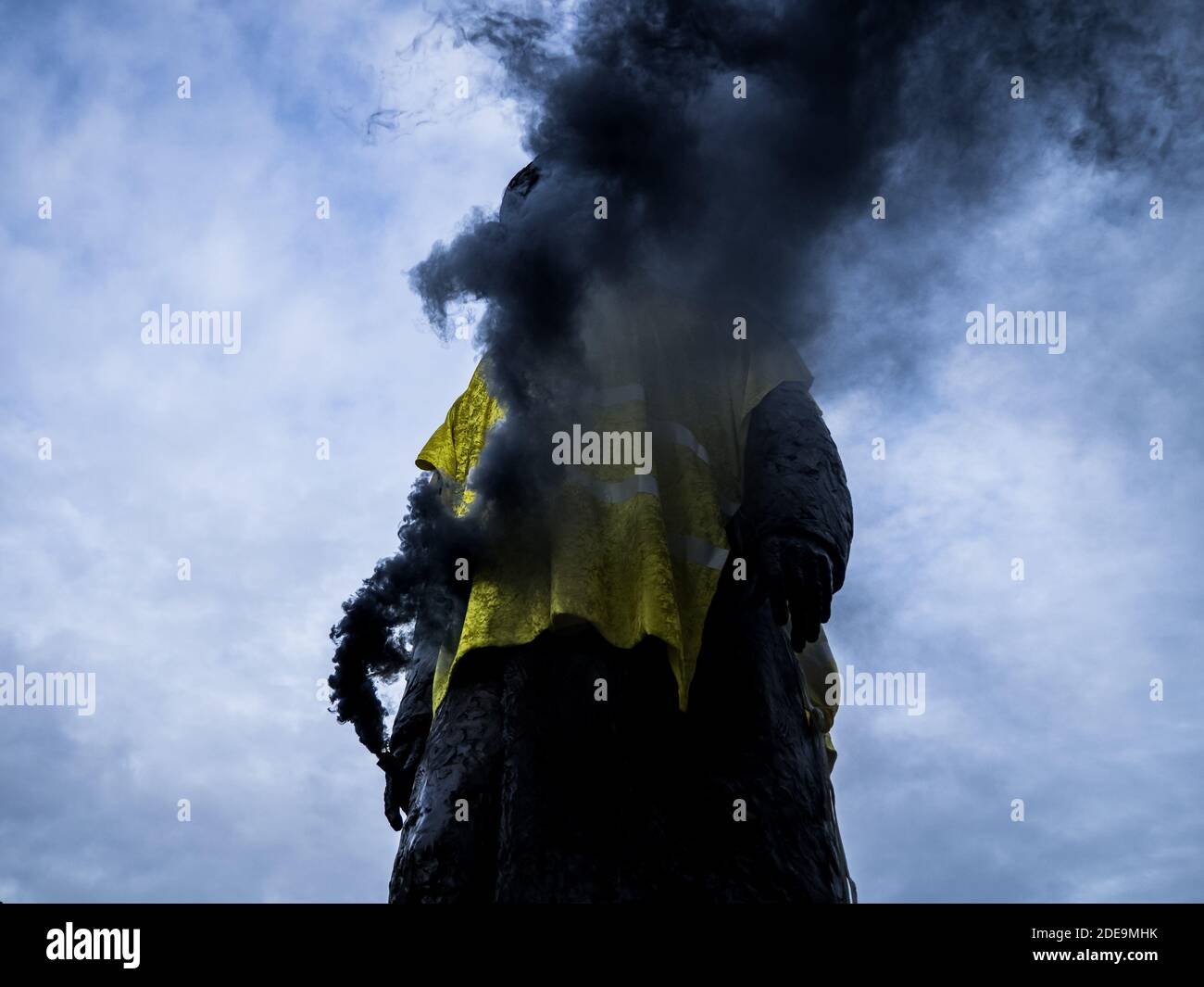Teilnahme am dreizehnten Akt der gelben Westen auf Bordeaux. Mit etwas mehr als 6,000 Menschen versammelt, war die Bewegung wichtiger als in den vergangenen Wochen. Beachten Sie, dass die Zählung von der Präfektur nicht mehr verfügbar ist. Nach ein paar Stunden ruhiger Parade brachen Zusammenstöße vor dem Rathaus aus. Die Prozession wurde zerstreut und einige Zusammenstöße dauernden Siegesplatz in der Nacht. Am 09. Februar 2019 in Bordeaux, Frankreich. Foto von Alban De Jong /ABACAPRESS.COM Stockfoto