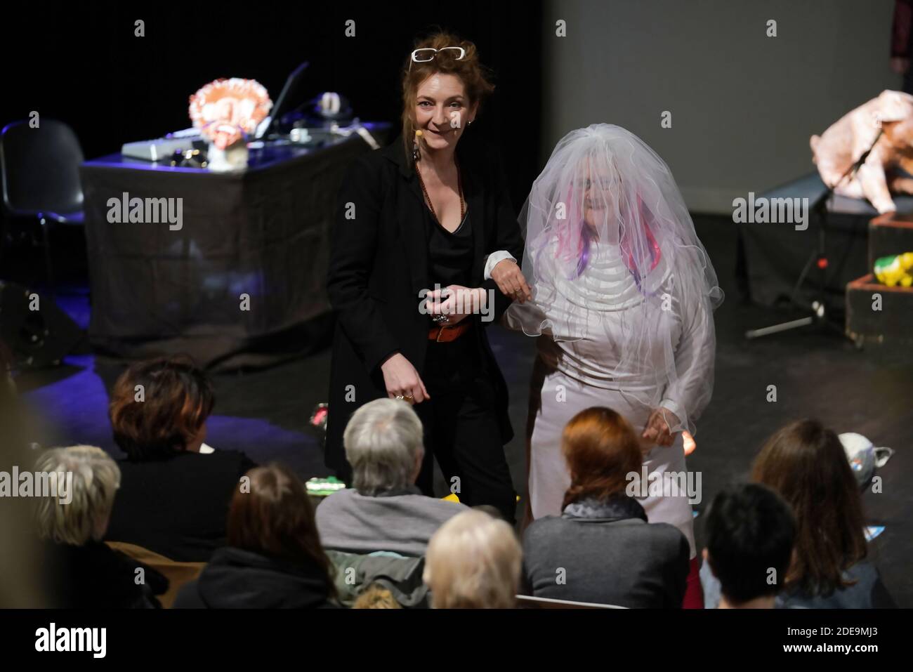 Corinne Masiero ( en noir) et Adolpha van Meerhaeghe ( en Rouge) dans la piece 'La Vie Bien Renger d'Adolpha' au Theatre Charcot de Marcq-en-Baroeul, pres de Lille, le 09 Fevrier 2019. Foto von Sylvain Lefevre/ABACAPRESS.COM Stockfoto