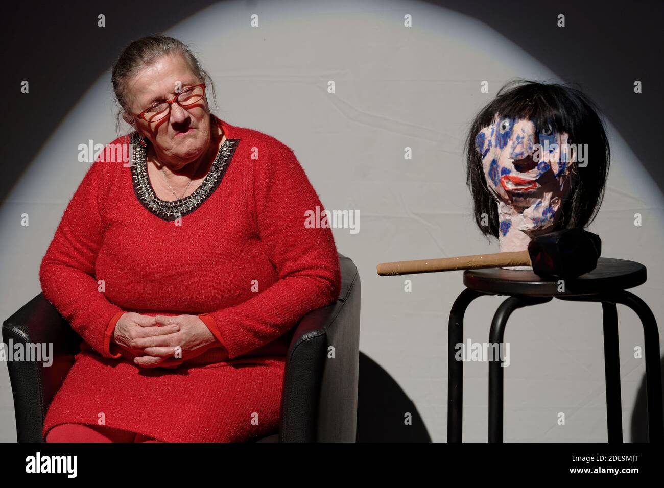Corinne Masiero ( en noir) et Adolpha van Meerhaeghe ( en Rouge) dans la piece 'La Vie Bien Renger d'Adolpha' au Theatre Charcot de Marcq-en-Baroeul, pres de Lille, le 09 Fevrier 2019. Foto von Sylvain Lefevre/ABACAPRESS.COM Stockfoto