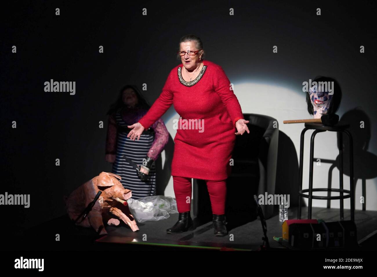 Corinne Masiero ( en noir) et Adolpha van Meerhaeghe ( en Rouge) dans la piece 'La Vie Bien Renger d'Adolpha' au Theatre Charcot de Marcq-en-Baroeul, pres de Lille, le 09 Fevrier 2019. Foto von Sylvain Lefevre/ABACAPRESS.COM Stockfoto