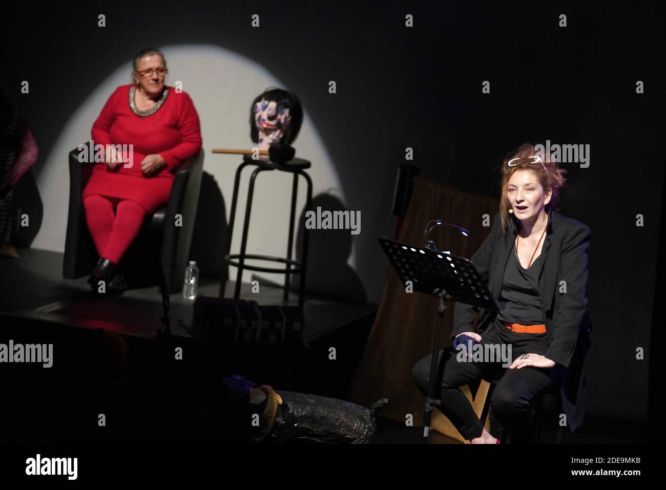 Corinne Masiero ( en noir) et Adolpha van Meerhaeghe ( en Rouge) dans la piece 'La Vie Bien Renger d'Adolpha' au Theatre Charcot de Marcq-en-Baroeul, pres de Lille, le 09 Fevrier 2019. Foto von Sylvain Lefevre/ABACAPRESS.COM Stockfoto