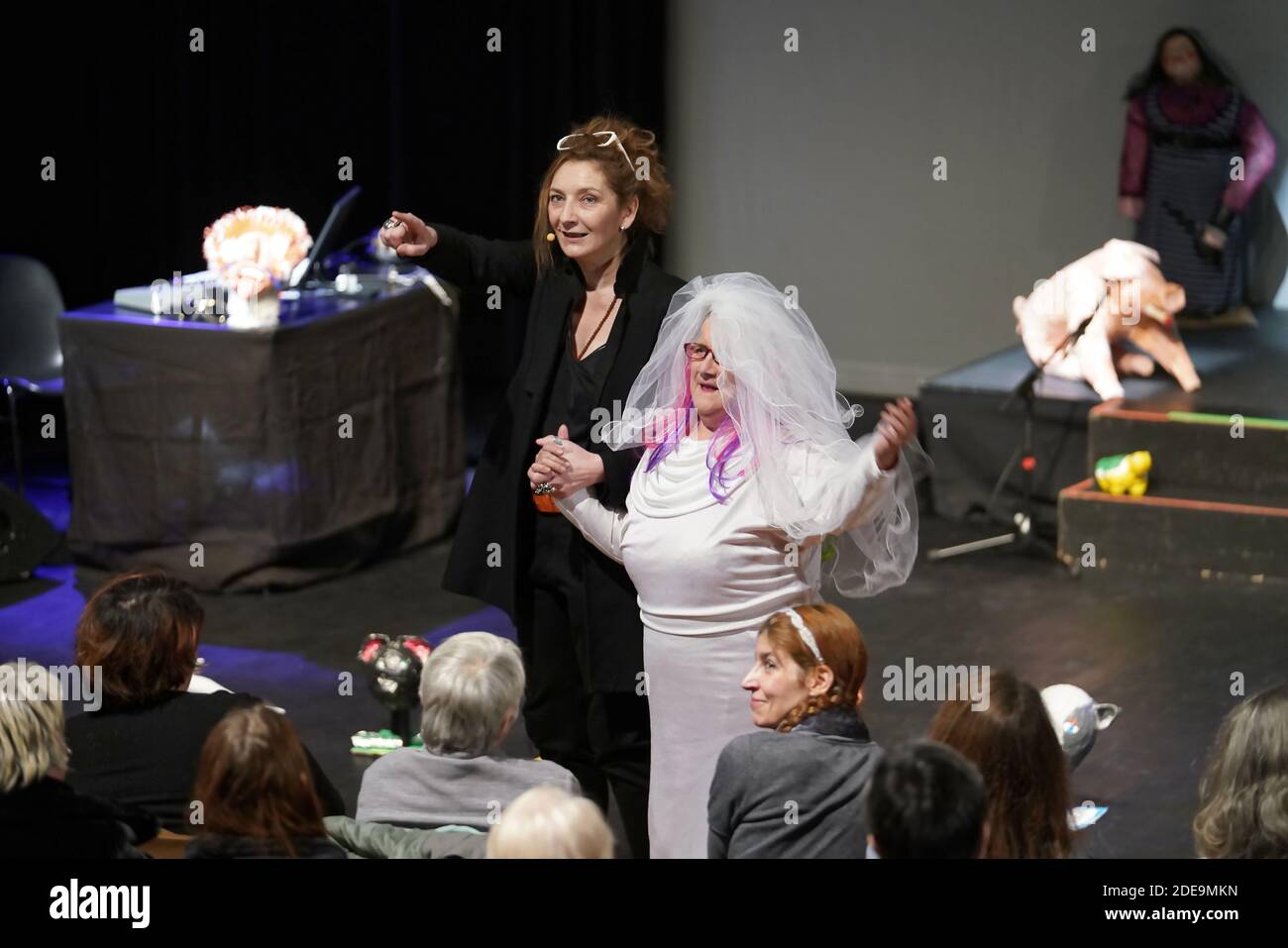 Corinne Masiero ( en noir) et Adolpha van Meerhaeghe ( en Rouge) dans la piece 'La Vie Bien Renger d'Adolpha' au Theatre Charcot de Marcq-en-Baroeul, pres de Lille, le 09 Fevrier 2019. Foto von Sylvain Lefevre/ABACAPRESS.COM Stockfoto