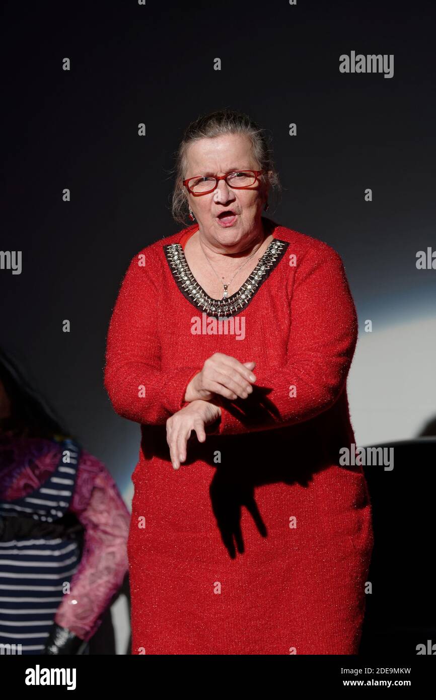 Corinne Masiero ( en noir) et Adolpha van Meerhaeghe ( en Rouge) dans la piece 'La Vie Bien Renger d'Adolpha' au Theatre Charcot de Marcq-en-Baroeul, pres de Lille, le 09 Fevrier 2019. Foto von Sylvain Lefevre/ABACAPRESS.COM Stockfoto