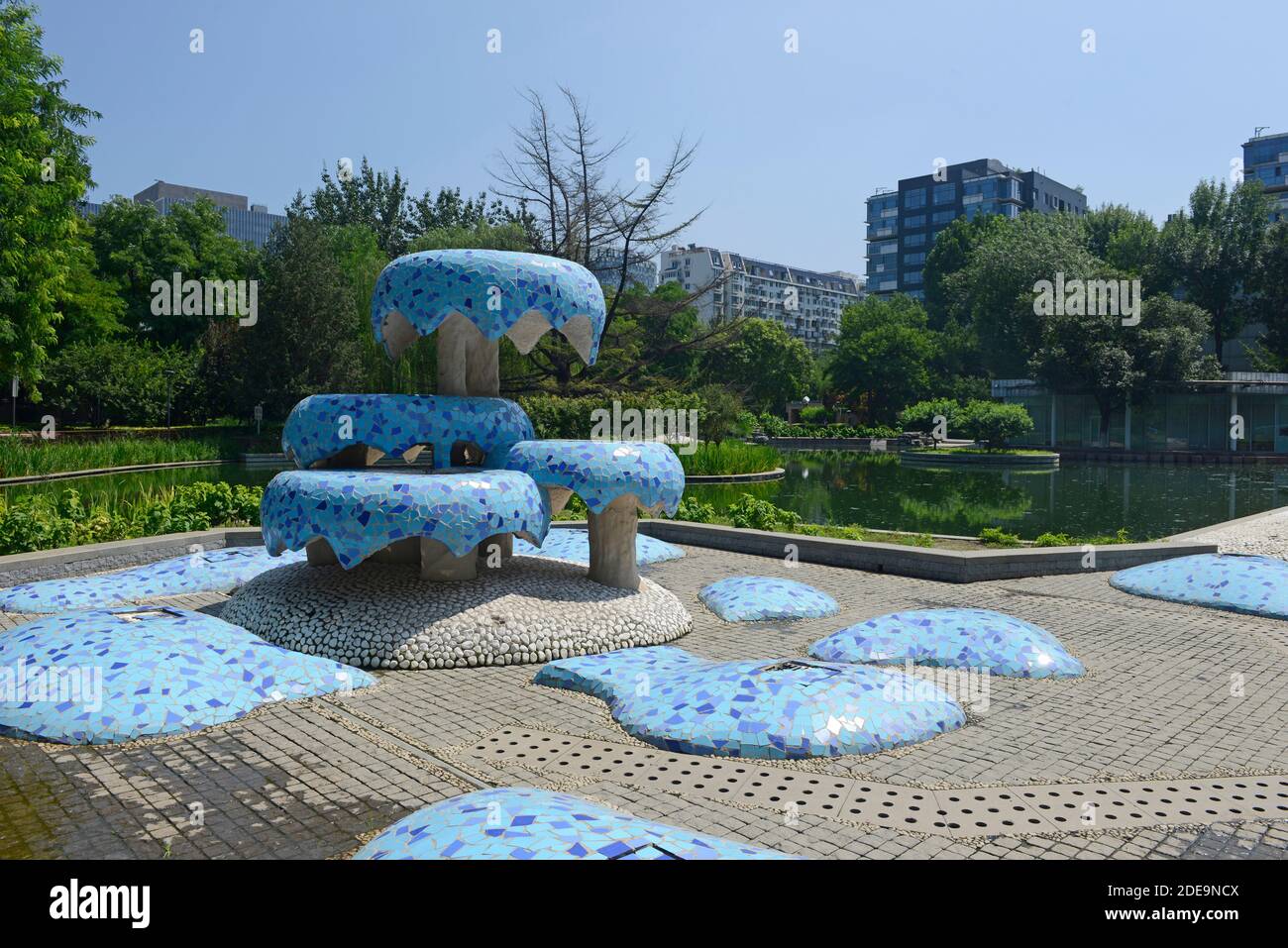 Eine ungewöhnliche Skulptur, die auf Eis und/oder Kuchen im Nanguan-Park im zentralen Osten Pekings, China, verweist Stockfoto