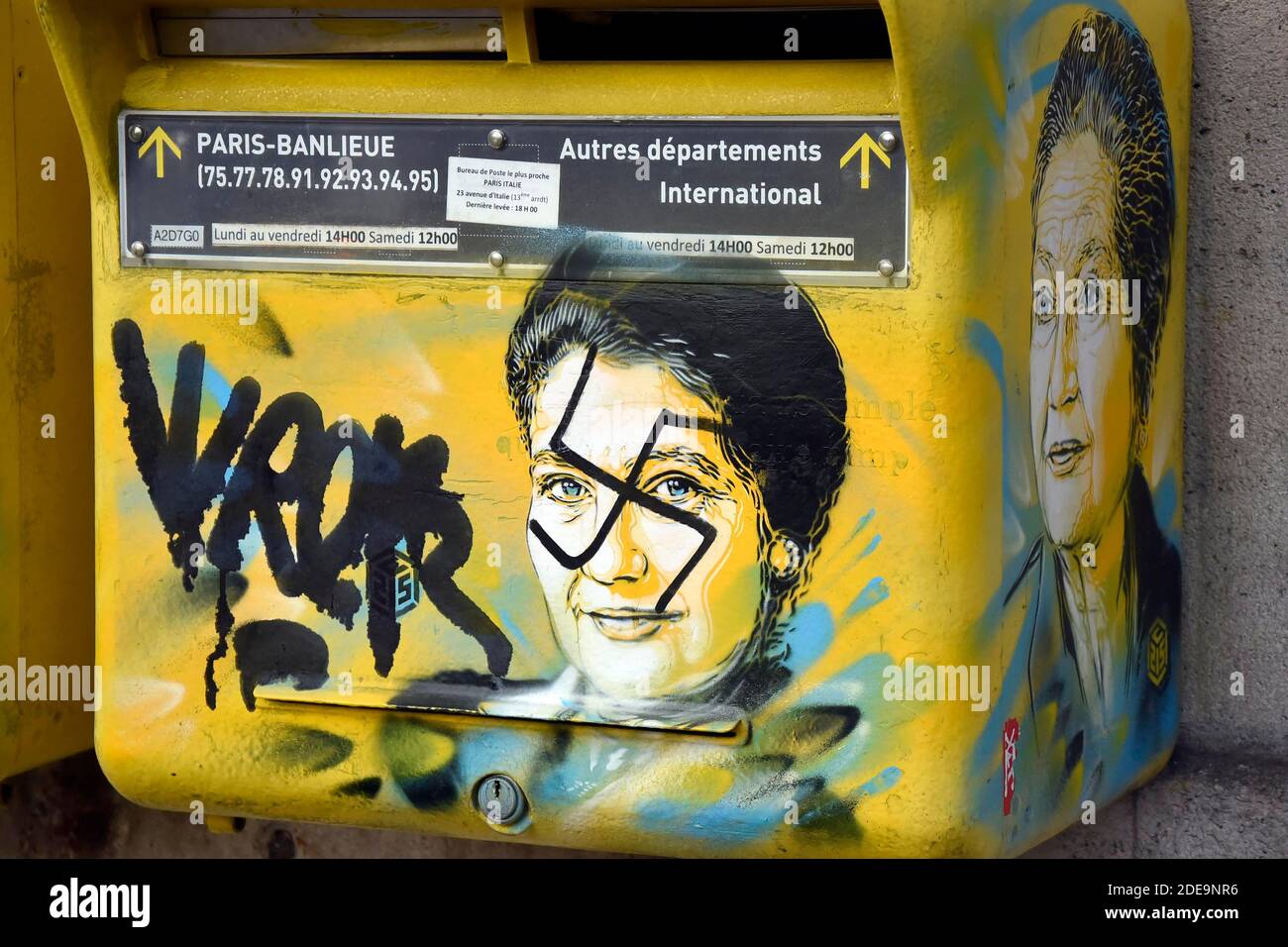 Die Streetart-Künstlerin C215 putzt die Briefkästen mit dem Bildnis von Simone weil, nachdem am 12. Februar 2019 in Paris ein Hakenkreuz getaggt wurde. Foto von Patrick Pierrot/Avenir Pictures/ABACAPRESS.COM Stockfoto