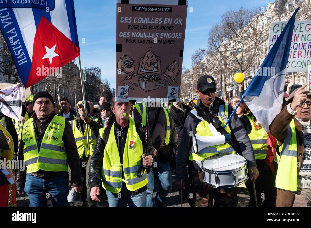 Um die 3 Monate der Bewegung der Gelben Westen (Gilets Jaunes) zu feiern, versammelten sich einige hundert Menschen auf den Champs-Elysées, um an einem friedlichen marsch zum Champ de Mars teilzunehmen. So wenige Menschen reagierten auf den Anruf, aber die Demonstration fand in einer ruhigen Atmosphäre statt. Paris, Frankreich, 17. Februar 2019. Foto von Samuel Boivin/ABACAPRESS.COM Stockfoto