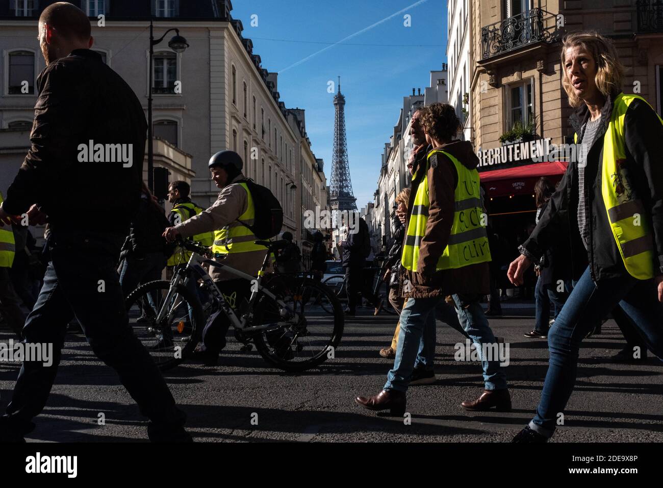 Um die 3 Monate der Bewegung der Gelben Westen (Gilets Jaunes) zu feiern, versammelten sich einige hundert Menschen auf den Champs-Elysées, um an einem friedlichen marsch zum Champ de Mars teilzunehmen. So wenige Menschen reagierten auf den Anruf, aber die Demonstration fand in einer ruhigen Atmosphäre statt. Paris, Frankreich, 17. Februar 2019. Foto von Samuel Boivin/ABACAPRESS.COM Stockfoto