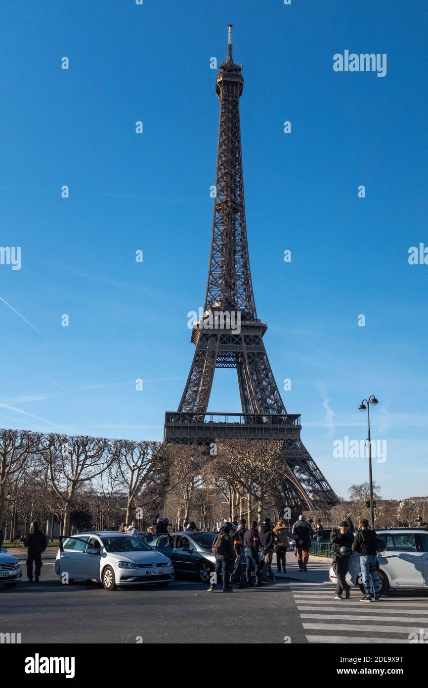 Um die 3 Monate der Bewegung der Gelben Westen (Gilets Jaunes) zu feiern, versammelten sich einige hundert Menschen auf den Champs-Elysées, um an einem friedlichen marsch zum Champ de Mars teilzunehmen. So wenige Menschen reagierten auf den Anruf, aber die Demonstration fand in einer ruhigen Atmosphäre statt. Paris, Frankreich, 17. Februar 2019. Foto von Samuel Boivin/ABACAPRESS.COM Stockfoto