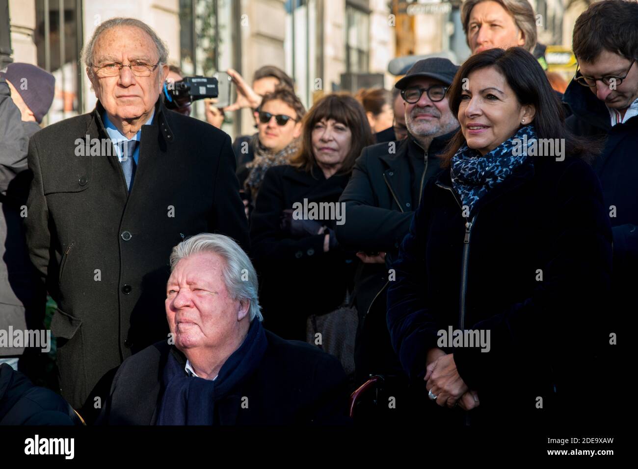 Jean-Jacques Sempe (sitzend) nimmt an der Enthüllung eines Wandfreskos von einem seiner Kunstwerke von der Bürgermeisterin von Paris Anne Hidalgo (R), an der Kreuzung von Boulevard des Filles du Calvaire und Rue Froissard, 3. Bezirk von Paris, Frankreich, am 16. Februar 2019 Teil. Foto von Denis PrezatAvenir Pictures/ABACAPRESS.COM Stockfoto