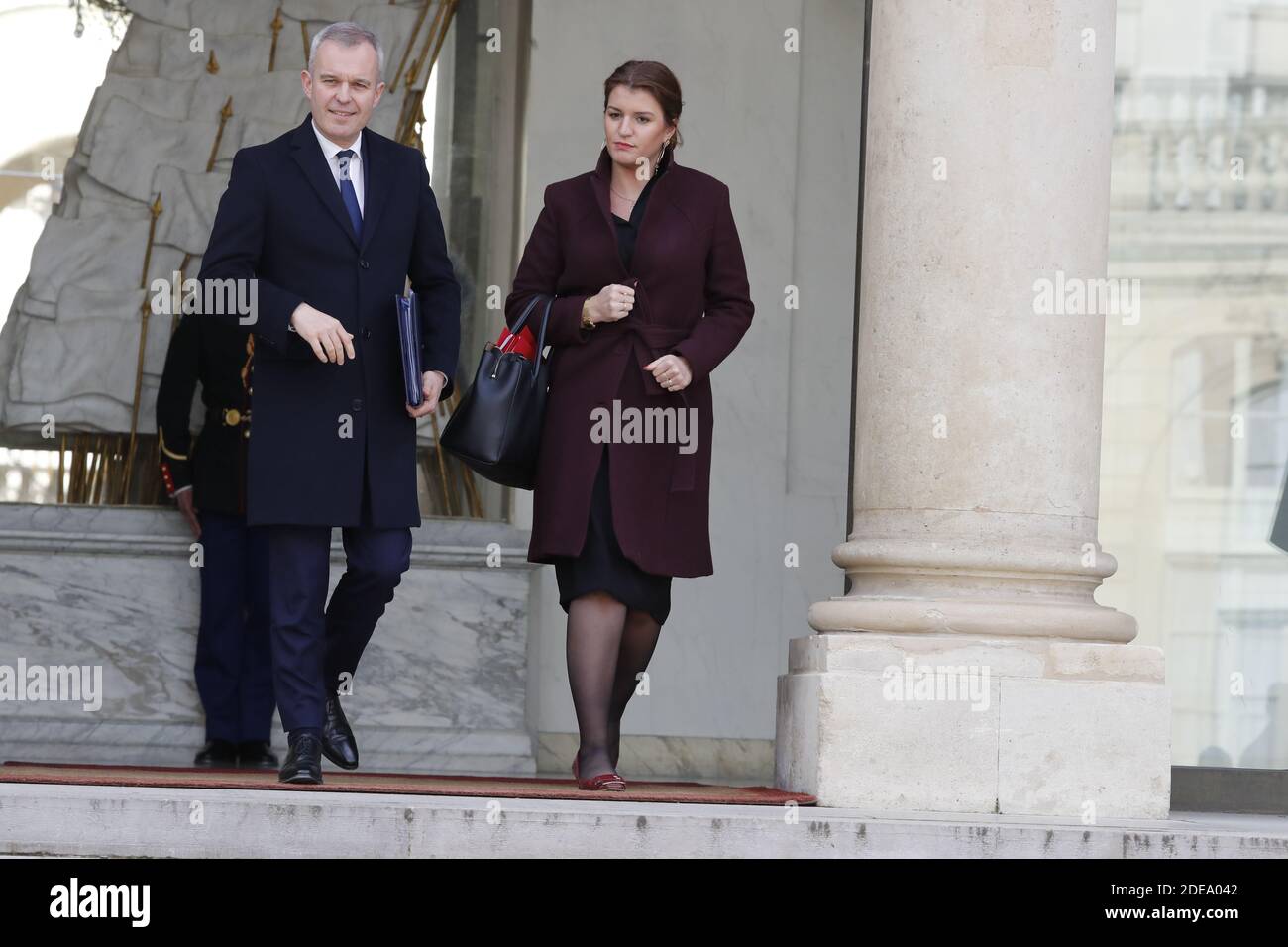 Der Minister für ökologischen Übergang und Solidarität Francois de Rugy und die Staatssekretärin für Gleichstellung der Geschlechter Marlene Schiappa verlassen nach dem französischen Kabinettsstreffen am 20. Februar 2019 in Paris, Frankreich, den Elysee-Palast. Foto von Henri Szwarc/ABACAPRESS.COM Stockfoto