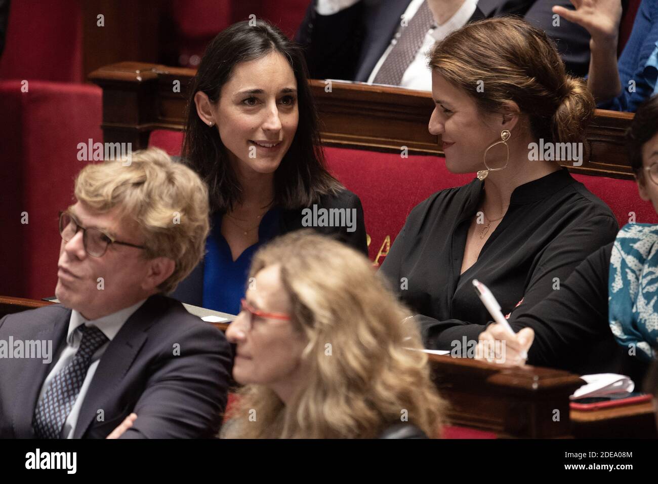 Der Minister für ökologischen und integrativen Übergang, Brune Poirson, und die Staatssekretärin für Gleichstellung der Geschlechter, Marlene Schiappa, nehmen am 20. Februar 2019 an einer Sitzung mit Fragen an die Regierung in der französischen Nationalversammlung in Paris Teil. Foto von David Niviere/ABACAPRESS.COM Stockfoto