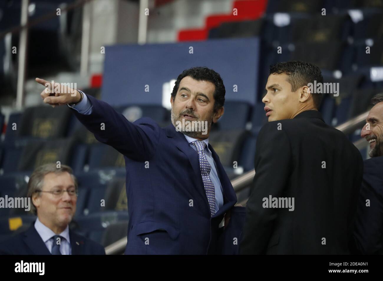 Gianni Onorato, CEO von MSC Cruises und Thiago Silva beobachten von der Tribüne aus das Fußballspiel Ligue 1 Paris Saint-Germain (PSG) gegen Montpellier am 20. Februar 2019 im Stadion Parc des Princes in Paris, Frankreich. PSG gewann 5:1. Foto von Henri Szwarc/ABACAPRESS.COM Stockfoto