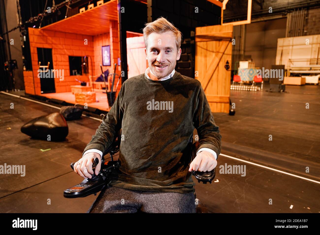 Mannheim, Deutschland. November 2020. Samuel Koch, festes Ensemblemitglied am Nationaltheater Mannheim, steht mit seinem Rollstuhl auf einer Bühne des Nationaltheaters. Der Wunsch, 'König des Wettens' zu werden, kostete ihn fast sein Leben. Samuel Koch wurde vor zehn Jahren schwer verletzt, als er über einen fahrenden Wagen überfiel. Seitdem sitzt er im Rollstuhl. (To dpa: 'Zehn Jahre Unfall in 'Wollen Sie wetten.? - Koch meistert sein Leben') Quelle: Uwe Anspach/dpa/Alamy Live News Stockfoto