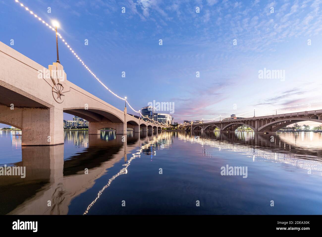 Twlight am Tempe Town Lake und die Mill Avenue Bridges in Tempe in der Nähe von Phoenix, Arizona. Stockfoto