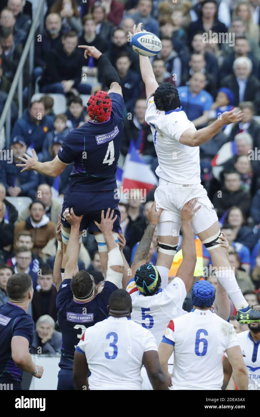 Frankreichs Arthur Iturria kämpft am 23. Februar 2019 im Stade de France, St-Denis, Frankreich, gegen Schottlands Grant Gilchrist beim Rugby Guinness 6 Nations Turnier, Frankreich gegen Schottland. Frankreich gewann 27-10 Foto von Henri Szwarc/ABACAPRESS.COM Stockfoto