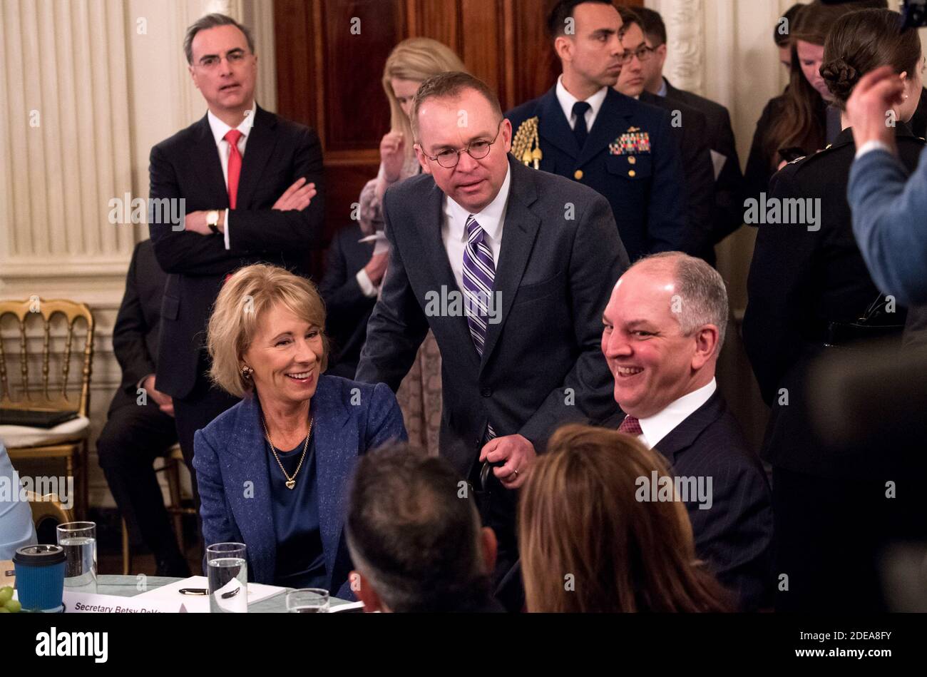 Verantwortlicher Mitarbeiter Mick Mulvaney (C) spricht zu reg. John Bel Edwards, D-LA, (R) und Ausbildung Sekretärin Betsy DeVos bevor Präsident Donald Trump spricht zu einer Gruppe der Gouverneure während der 2019 White House Business Session im Weißen Haus in Washington, D.C., am 25. Februar 2019. Trump diskutiert die Gruppe auf die Infrastruktur, die Opioid Epidemie, Grenzsicherheit und China Handelspolitik. Foto von Kevin Dietsch/UPI Stockfoto