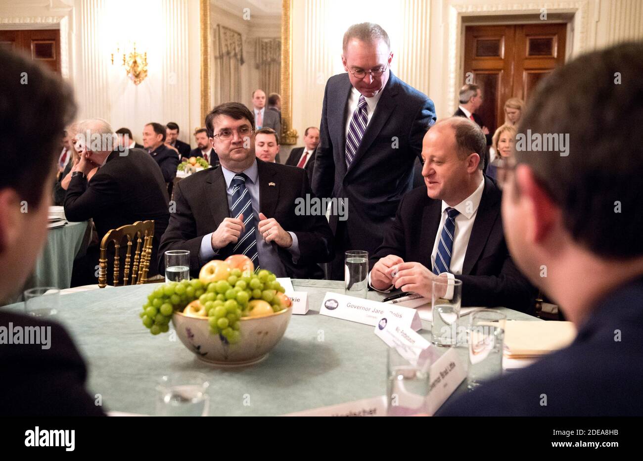 Verantwortlicher Mitarbeiter Mick Mulvaney Gespräche zu reg. Jared Polis, D-CO, bevor Präsident Donald Trump spricht zu einer Gruppe der Gouverneure während der 2019 White House Business Session im Weißen Haus in Washington, D.C., am 25. Februar 2019. Trump diskutiert die Gruppe auf die Infrastruktur, die Opioid Epidemie, Grenzsicherheit und China Handelspolitik. Foto von Kevin Dietsch/UPI Stockfoto