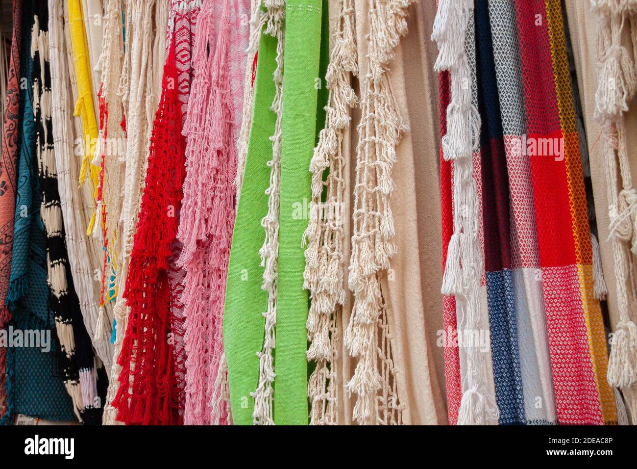 Bunte handgemachte Kokosfasern Hammoks hängen zum Verkauf. Verschiedene Modelle und Designs von paraguayischen Typ Hängematten oder Hacamas. Stockfoto