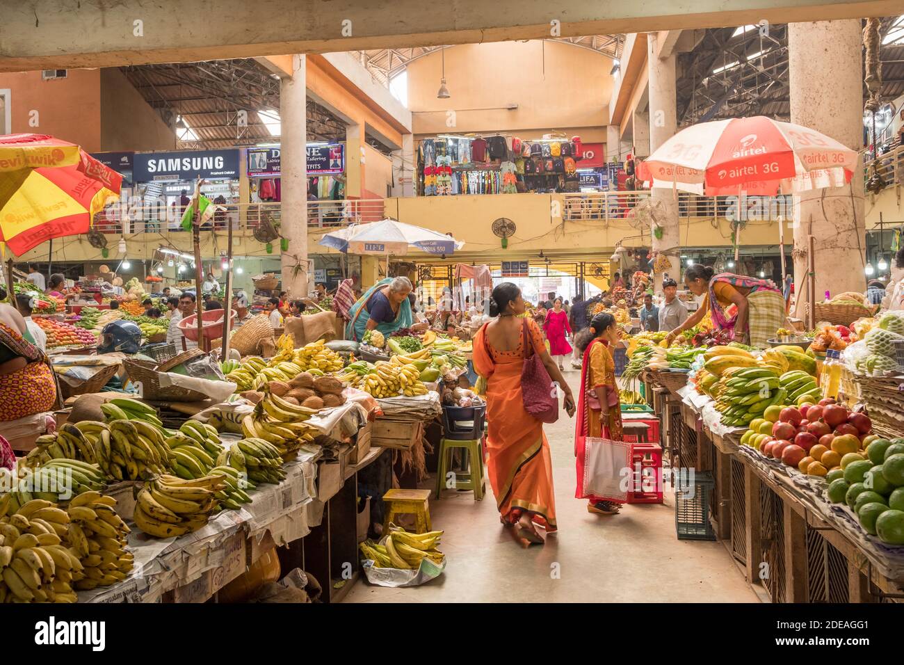 Farbenfroher indischer Lebensmittelmarkt mit Obst und Gemüse in Panaji, Indi Stockfoto