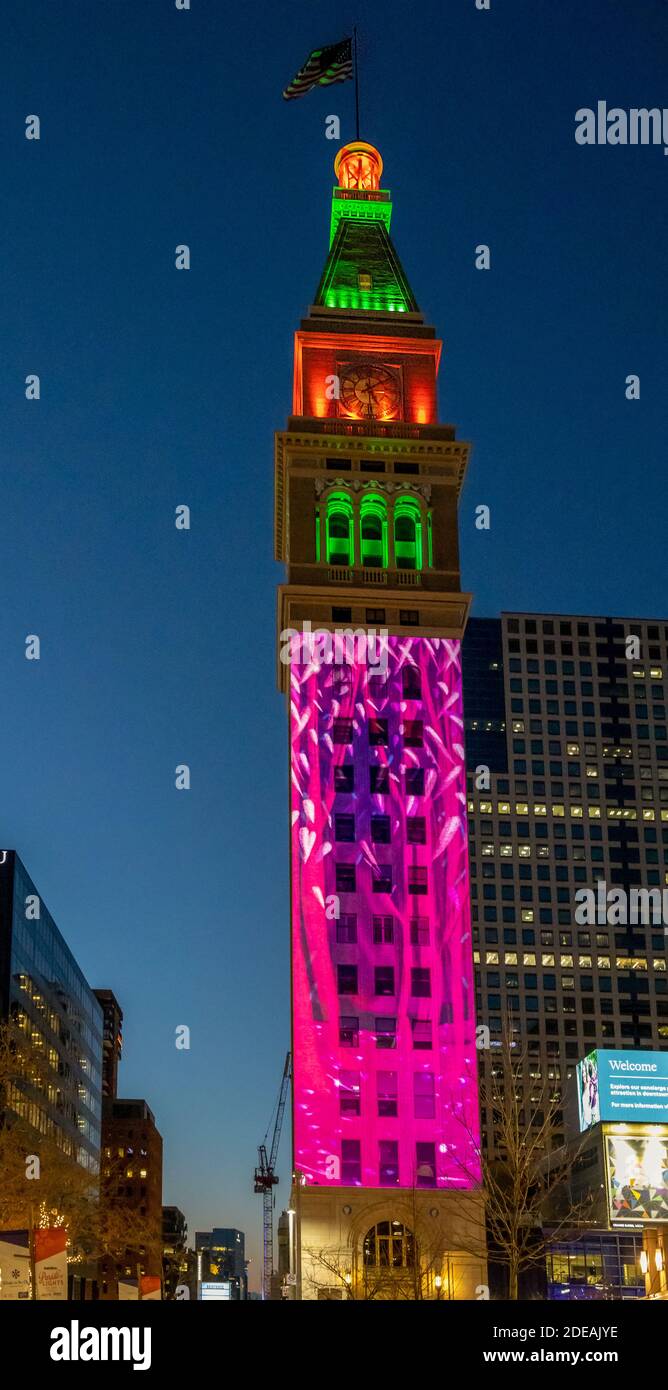 Denver, Colorado - 27. November 2020: Nachtansicht des Daniels & Fisher Tower und der 16th Street in Denver, Colorado Stockfoto