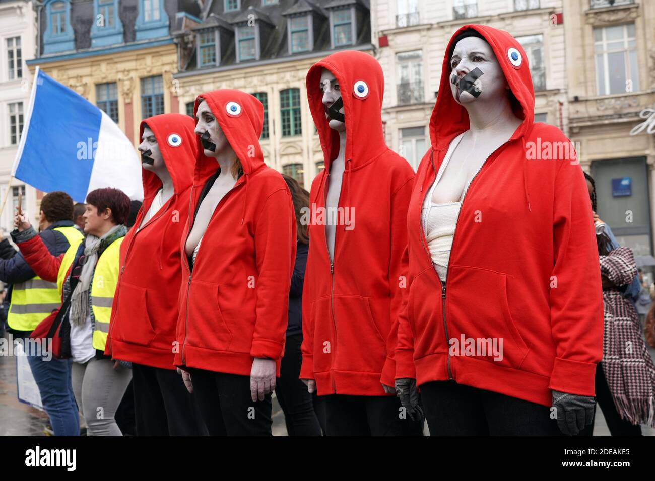 Demonstranten, die einen dreifarbigen Kakadus auf ihrer Kapuze tragen, ein Emblem, das sich auf die Französische Revolution bezieht, stehen mit aufgeklebtem Mund während einer regierungsfeindlichen Demonstration, die von der Bewegung "Gelbe Weste" (Gilets Jaunes) in der nordfranzösischen Stadt Lille am 2. März 2019 aufgerufen wurde. Die Organisatoren der Demonstration riefen Demonstranten aus Nachbarländern wie Belgien, Großbritannien, den Niederlanden, Luxemburg und Deutschland dazu auf, sich in Richtung Lille zu "konvergieren". Foto von Sylvain Lefevre/ABACAPRESS.COM Stockfoto