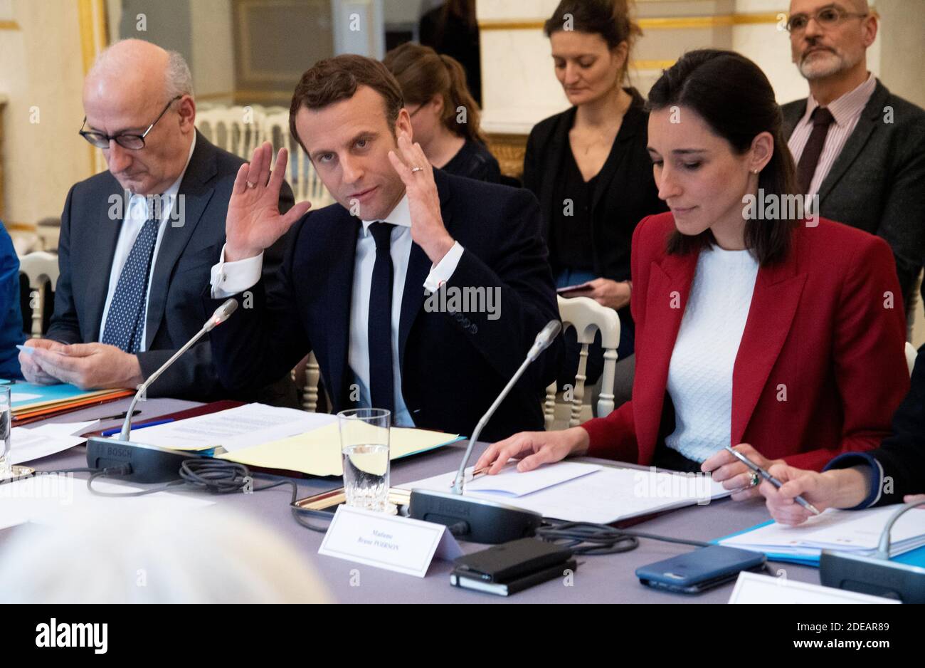 Der französische Präsident Emmanuel Macron und der französische Umweltminister Brune Poirson Mitglieder des Thinktank One Planet Lab treffen den französischen Präsidenten vor der dritten Ausgabe des One Planet Summit, einem Treffen, das sich auf ökologische Fragen und den Übergang zu einer grüneren Wirtschaft konzentriert, Am 14. März 2019 in Nairobi. Am 4. März 2019 im Elysee Palace in Paris. Foto von Pierre Villard/Pool/ABACAPRESS.COM Stockfoto