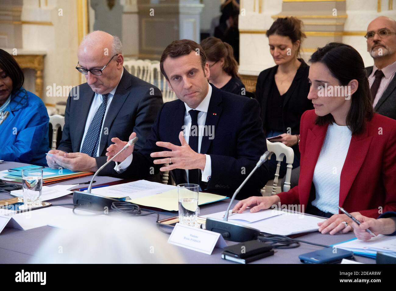 Der französische Präsident Emmanuel Macron und der französische Umweltminister Brune Poirson Mitglieder des Thinktank One Planet Lab treffen den französischen Präsidenten vor der dritten Ausgabe des One Planet Summit, einem Treffen, das sich auf ökologische Fragen und den Übergang zu einer grüneren Wirtschaft konzentriert, Am 14. März 2019 in Nairobi. Am 4. März 2019 im Elysee Palace in Paris. Foto von Pierre Villard/Pool/ABACAPRESS.COM Stockfoto