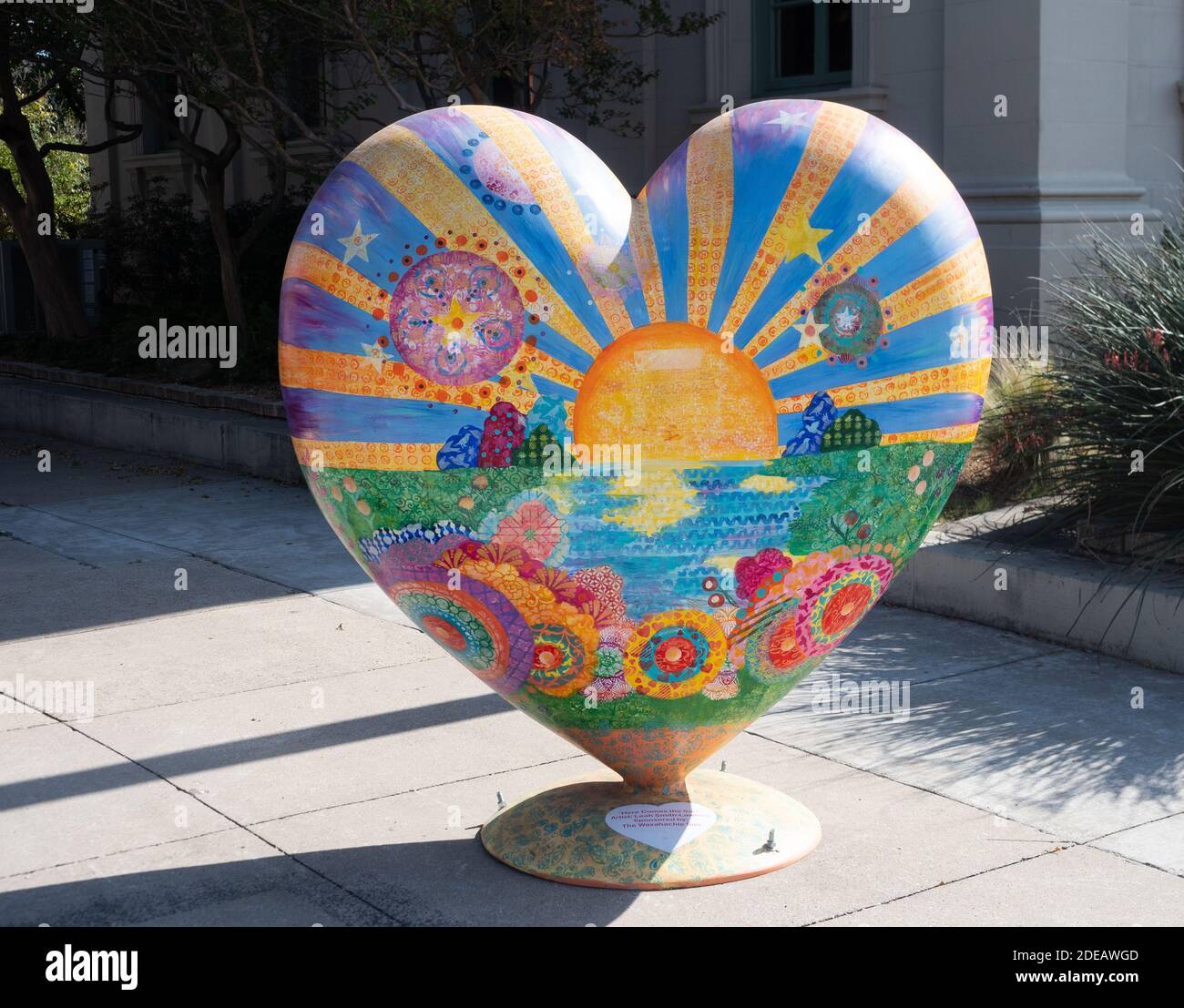 Waxahachie, Texas Hachie Heart Here Comes the Sun von Leah Smith-Lawless handgefertigt und mit Blumen, Sonne und Sonnenstrahlen dekoriert. Stockfoto