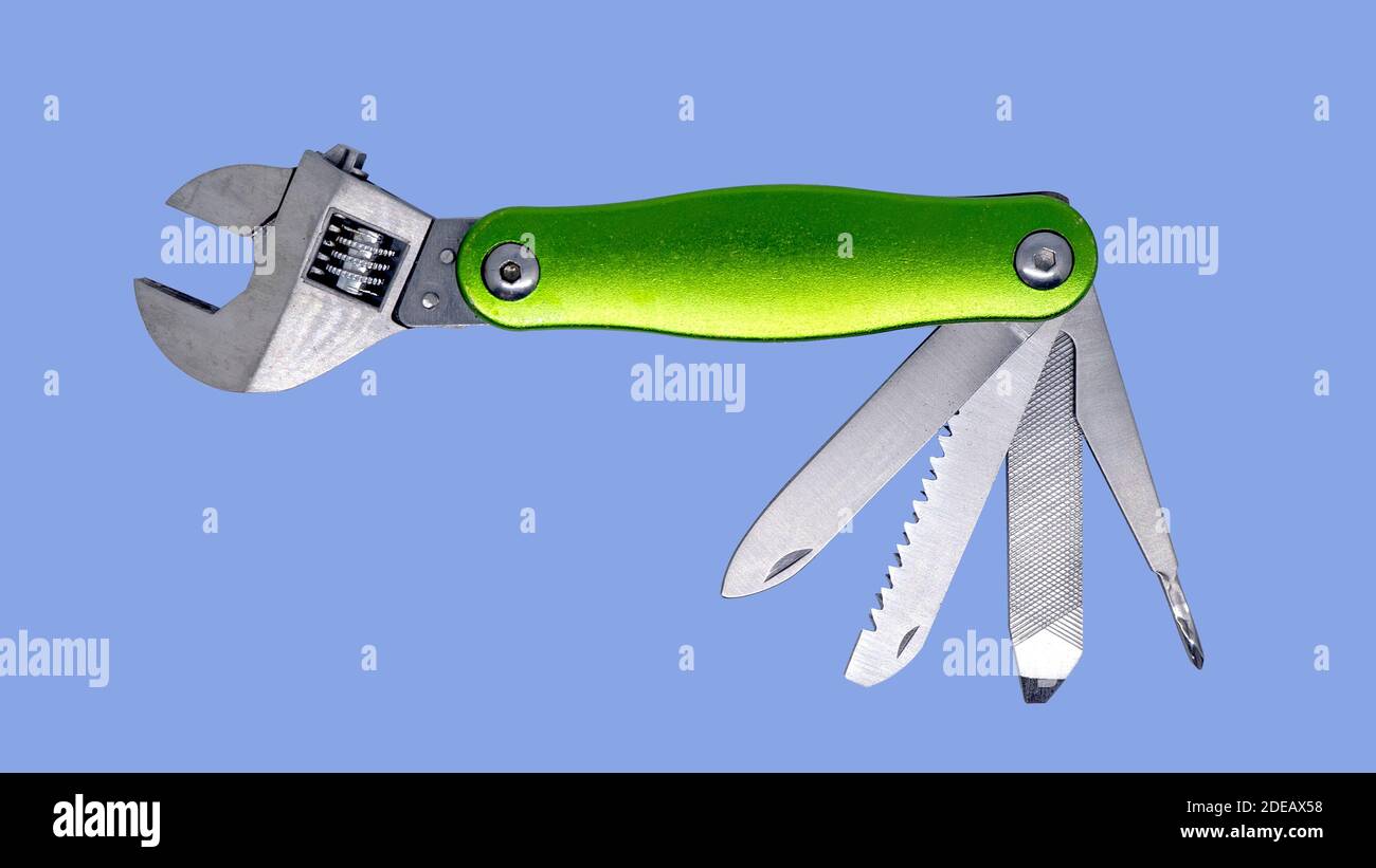Ein Schraubenschlüssel mit Multitools auf isoliertem flachem blauen Hintergrund Stockfoto